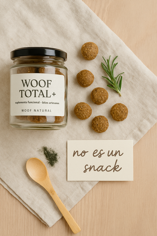 Woof Total+ suplemento natural artesanal para perros con ingredientes funcionales en tarro de cristal sobre fondo natural