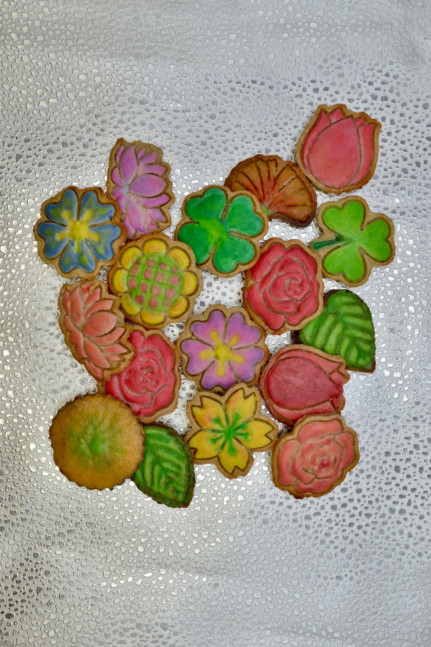 Galleta Decorada Flor y Mariposa. Galleta crujiente con el encanto del Jardín Encantado Woof Natural - Puro & Simple - Obrador canino artesanal para perros felices