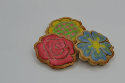 Galleta Decorada Flor y Mariposa. Galleta crujiente con el encanto del Jardín Encantado Woof Natural - Puro & Simple - Obrador canino artesanal para perros felices