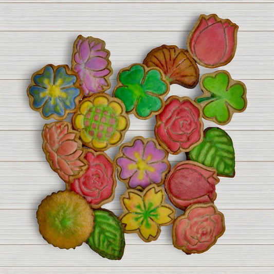 Galleta Decorada Flor y Mariposa. Galleta crujiente con el encanto del Jardín Encantado Woof Natural - Puro & Simple - Obrador canino artesanal para perros felices